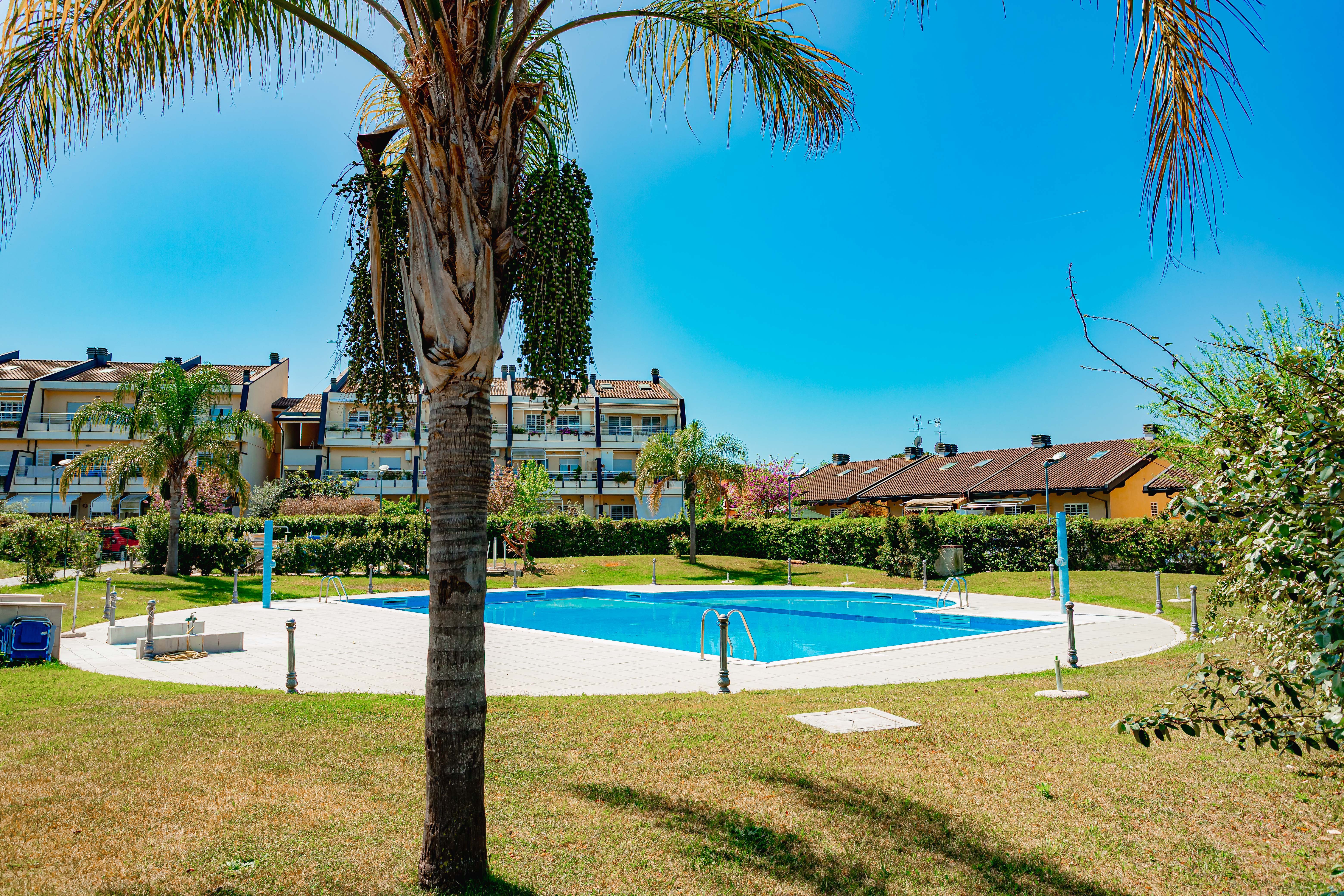 Infernetto: Duplex con giardino e piscina
