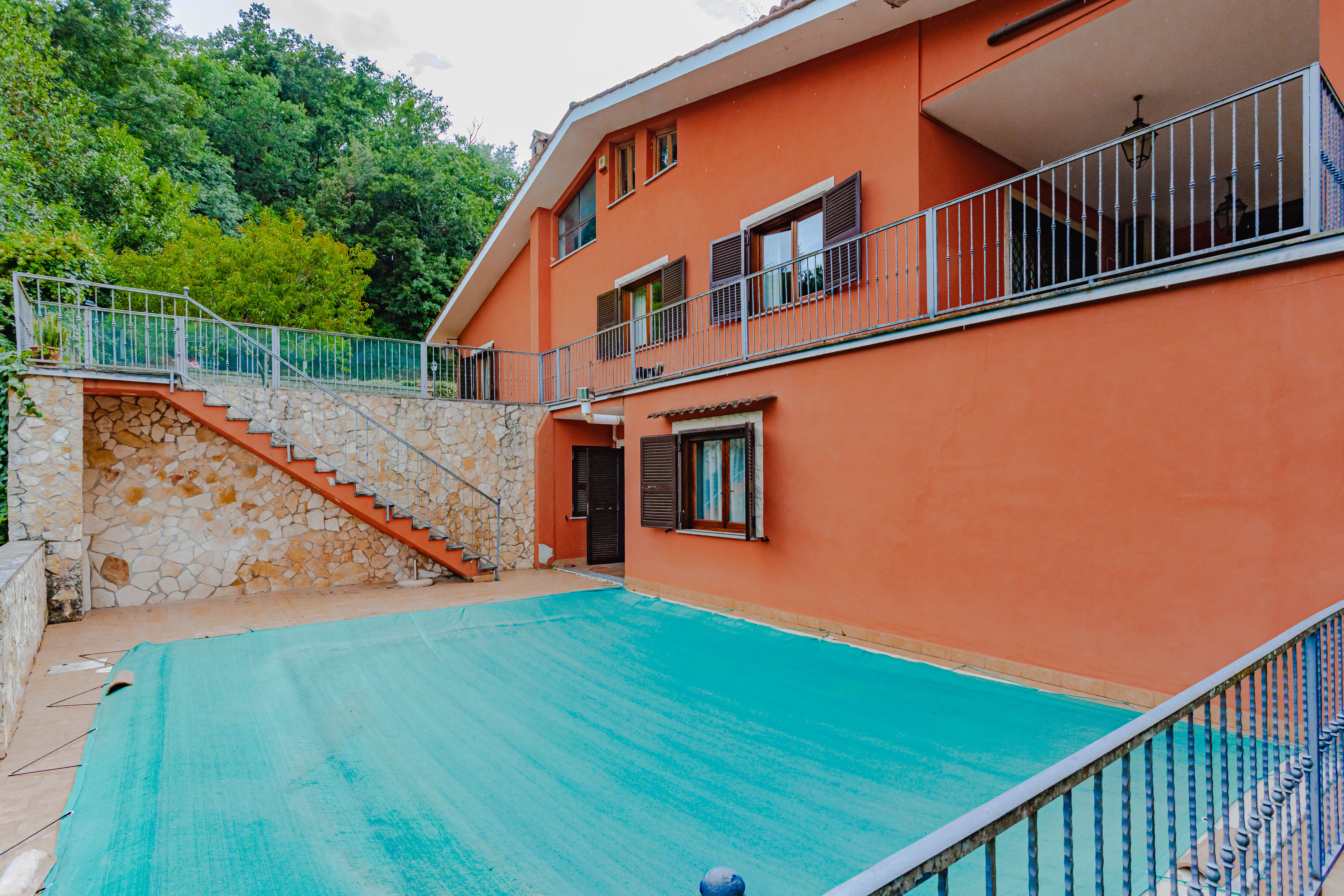 Villa Bifamiliare di Prestigio con Piscina a Riano