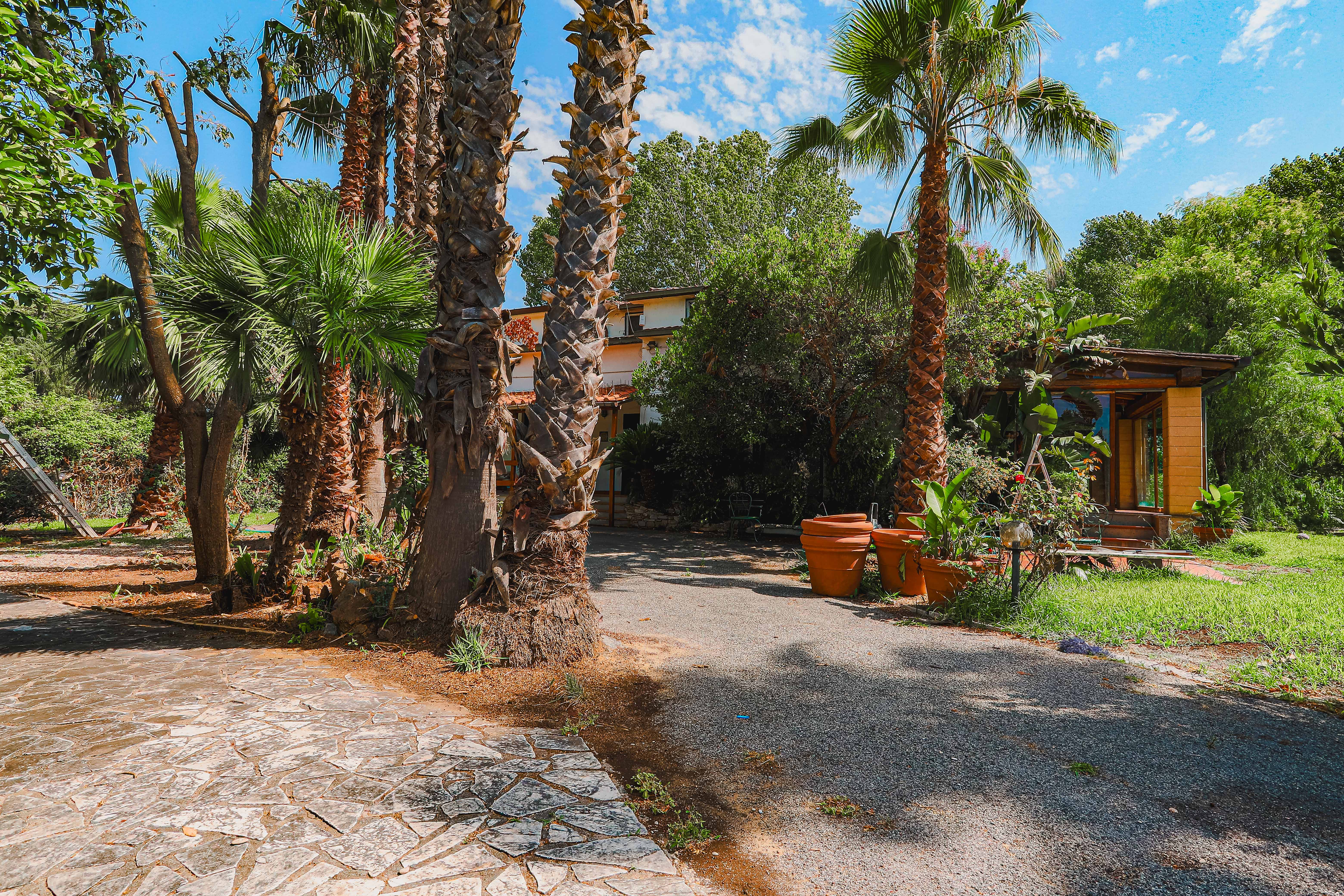 Villa indipendente con ampio giardino a Casalpalocco – Un’oasi di tranquillità