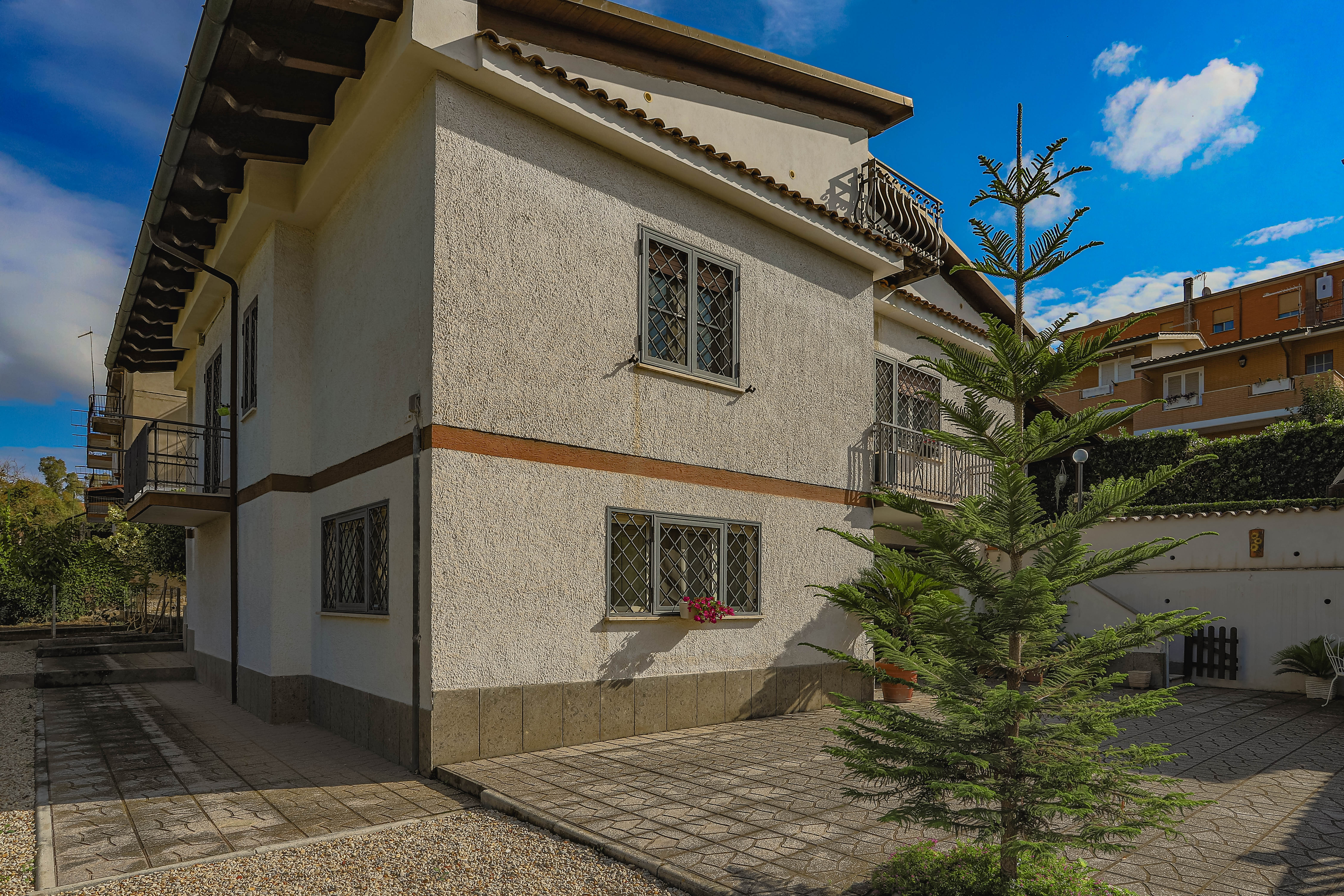 Acilia, Via Cortemaggiore: Villa 240mq + Box 87mq, Divisibile