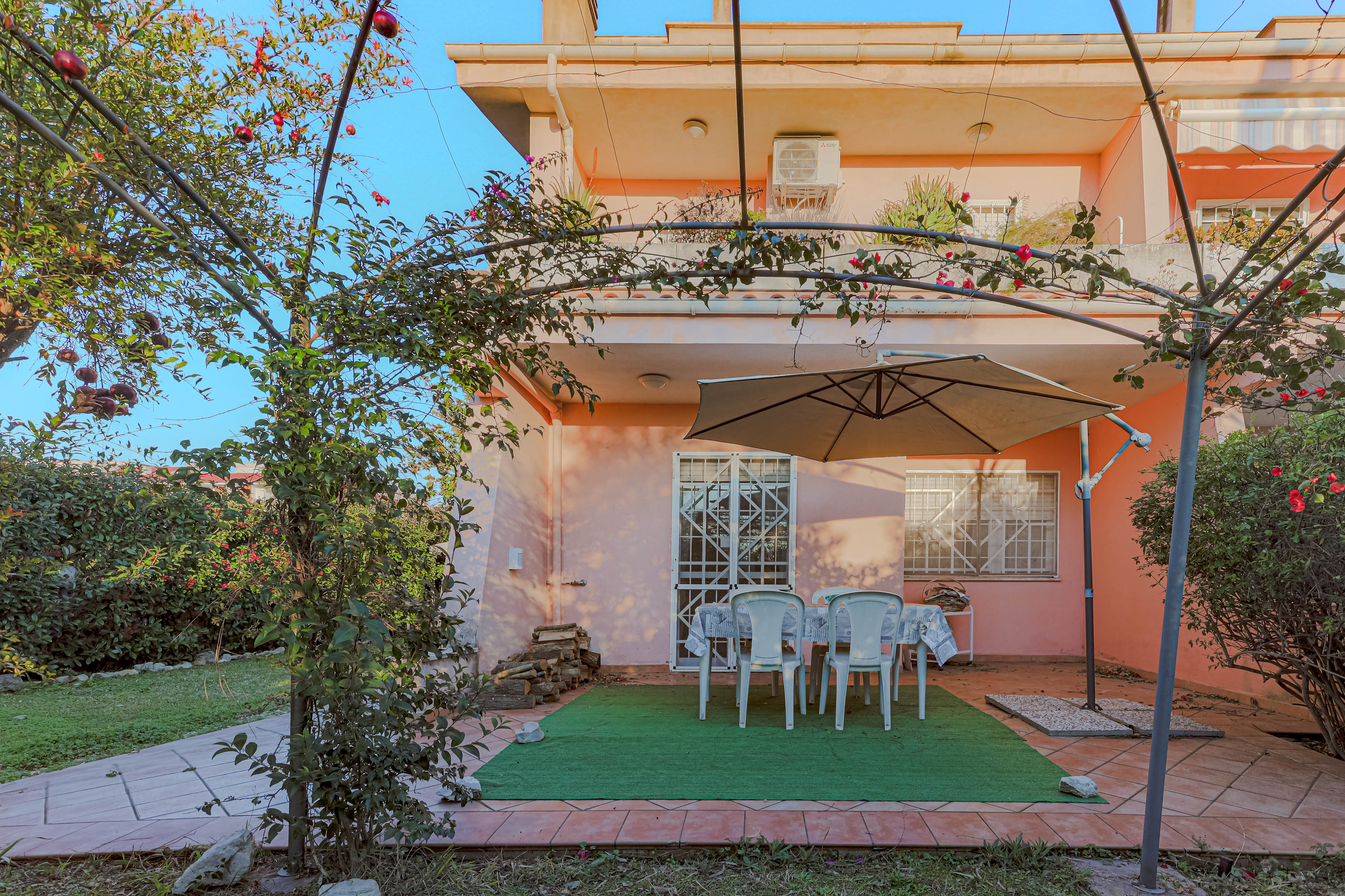 Splendida Villa Caposchiera con Ampio Giardino Angolare, Madonnetta