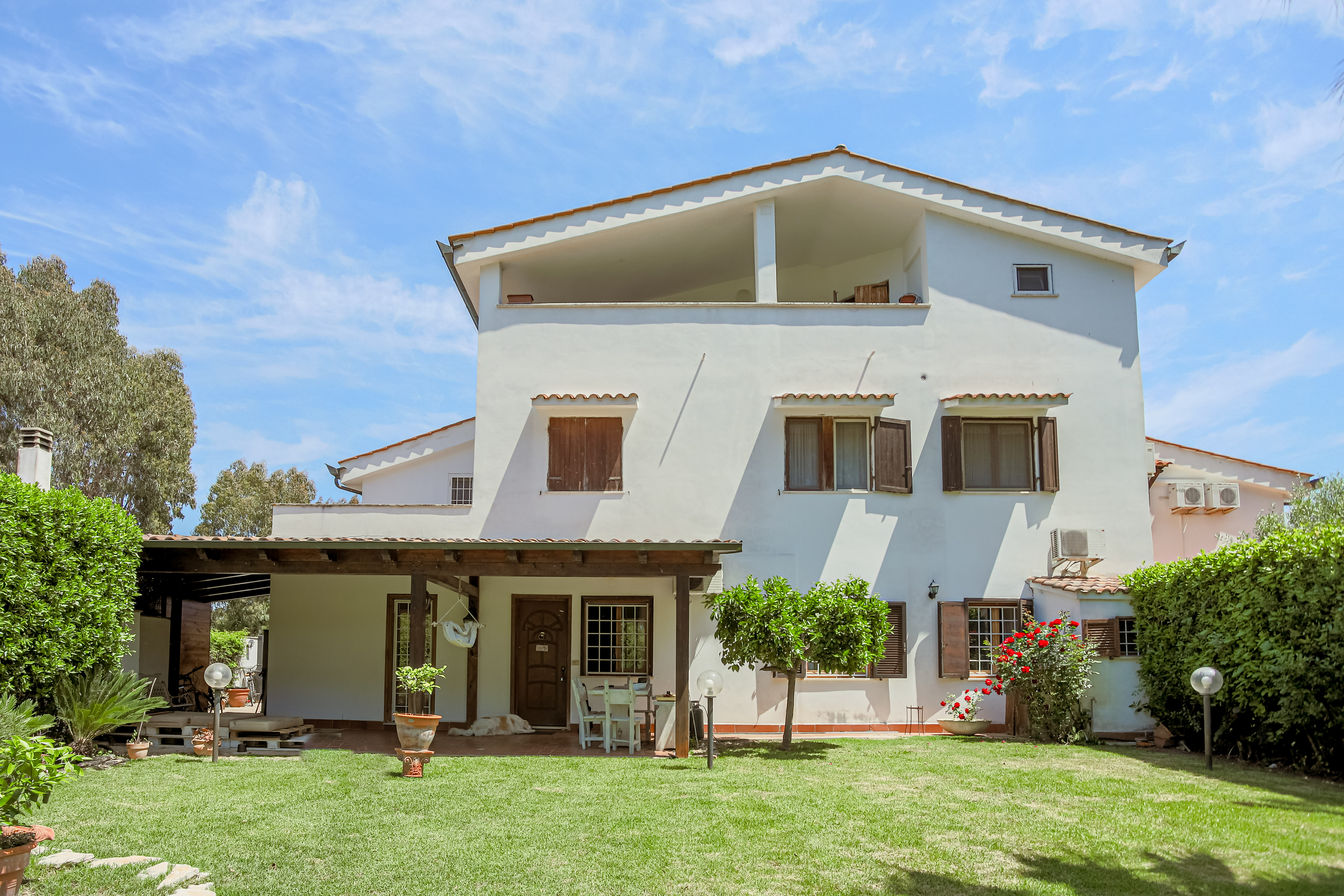 Villino duplex inferiore di 92 mq catastali con giardino privato di 350 mq – Via Epaminonda, Casal Palocco (Canale della Lingua), Roma – Da ristrutturare