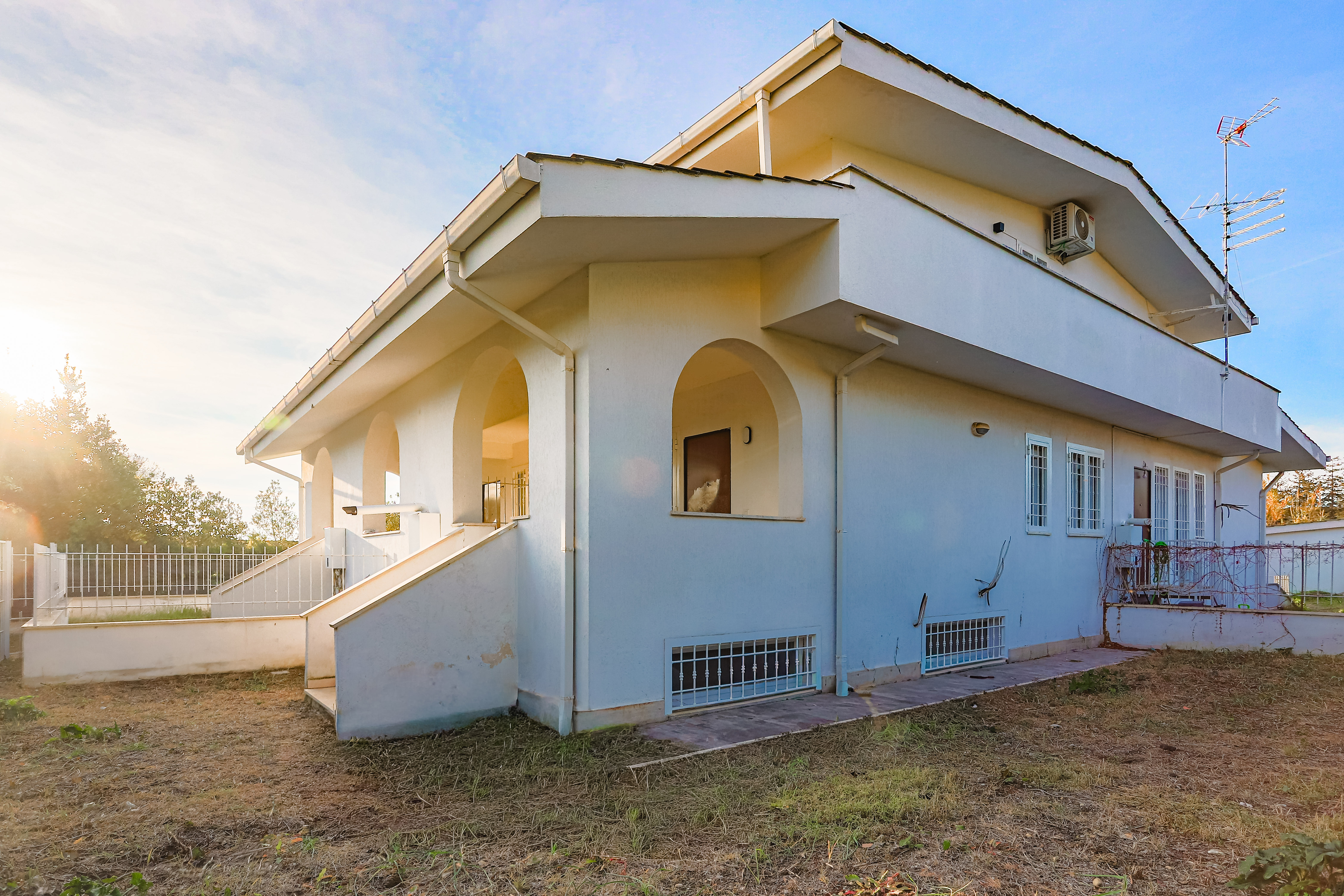 Infernetto: Villino "pari al nuovo" con ampio giardino