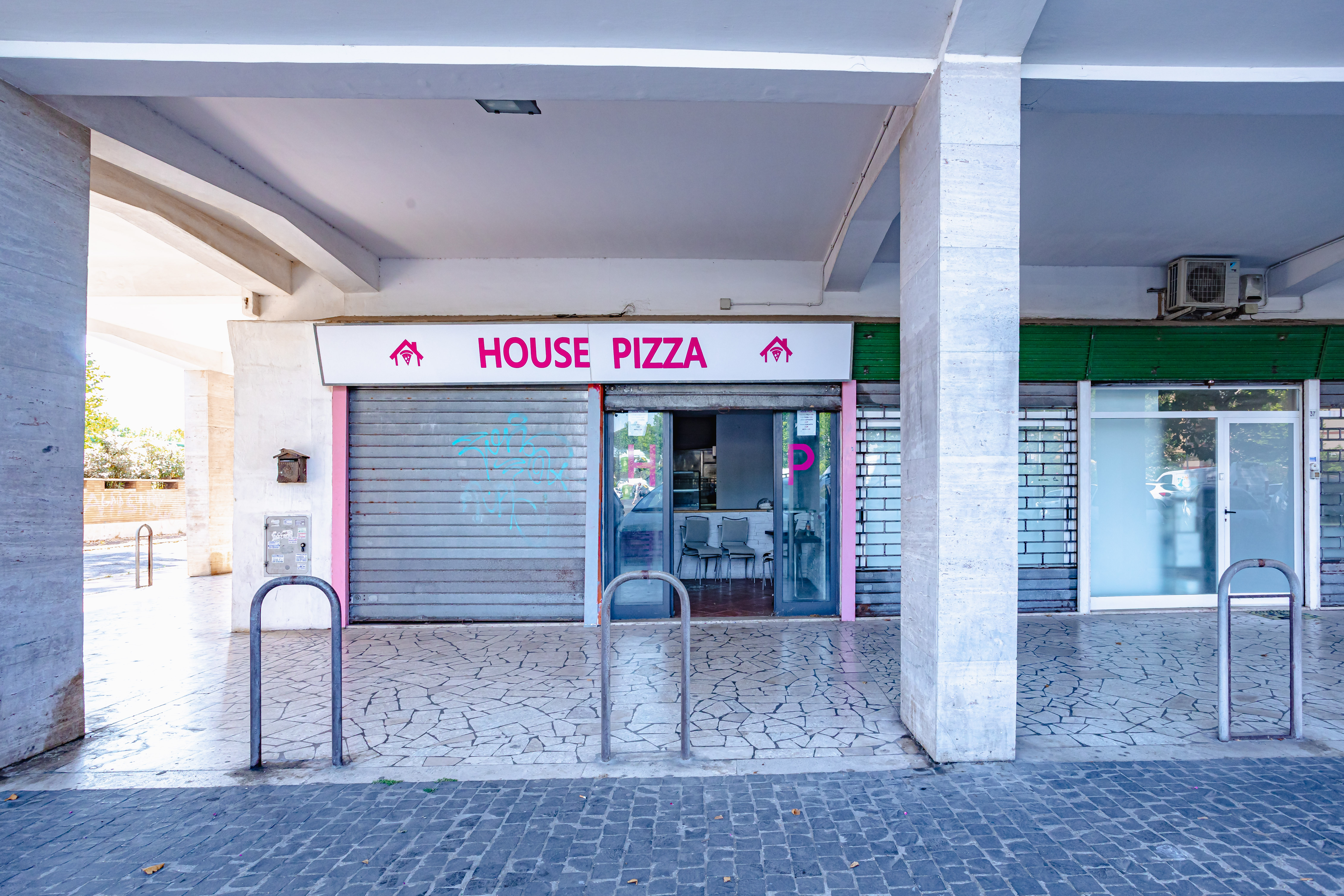 Ostia Levante: Locale Angolare 4 Vetrine Canna Fumaria