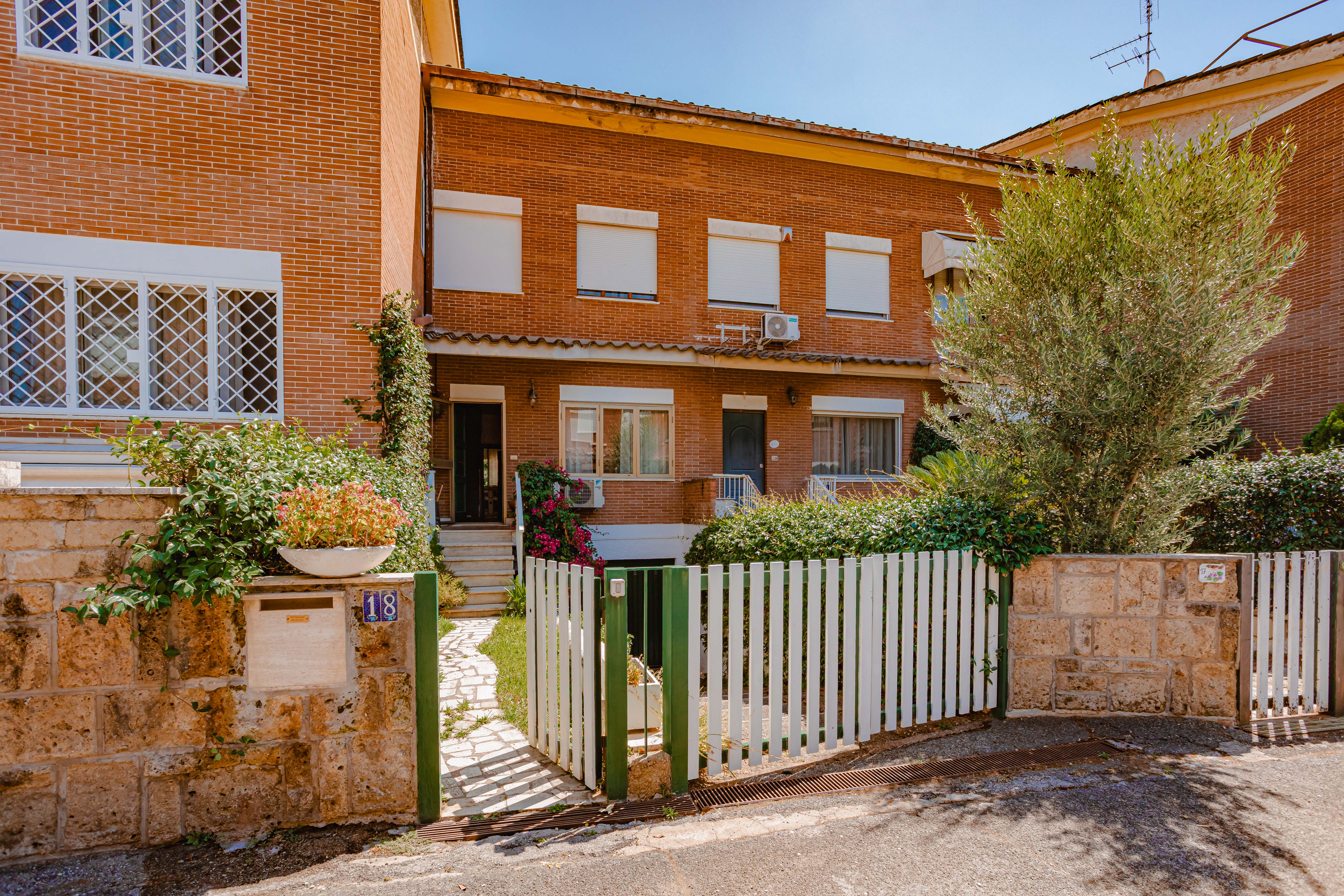 Villino a schiera in vendita a Roma Axa, Via Tespi: 180 mq con giardino bifrontale e box