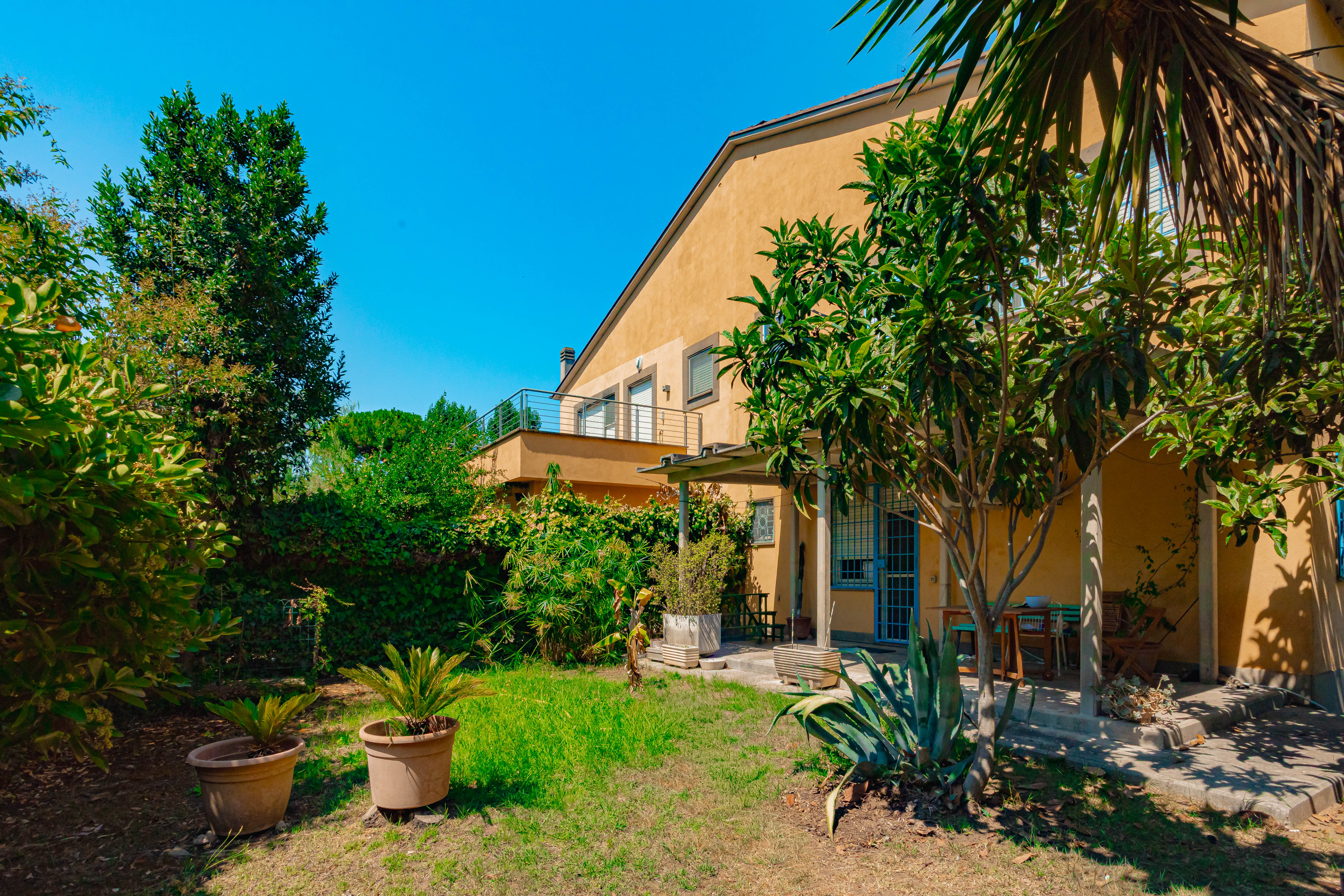 Villa quadrifamiliare in vendita a Casal Palocco, Isola 18: 200 mq con giardino e box auto