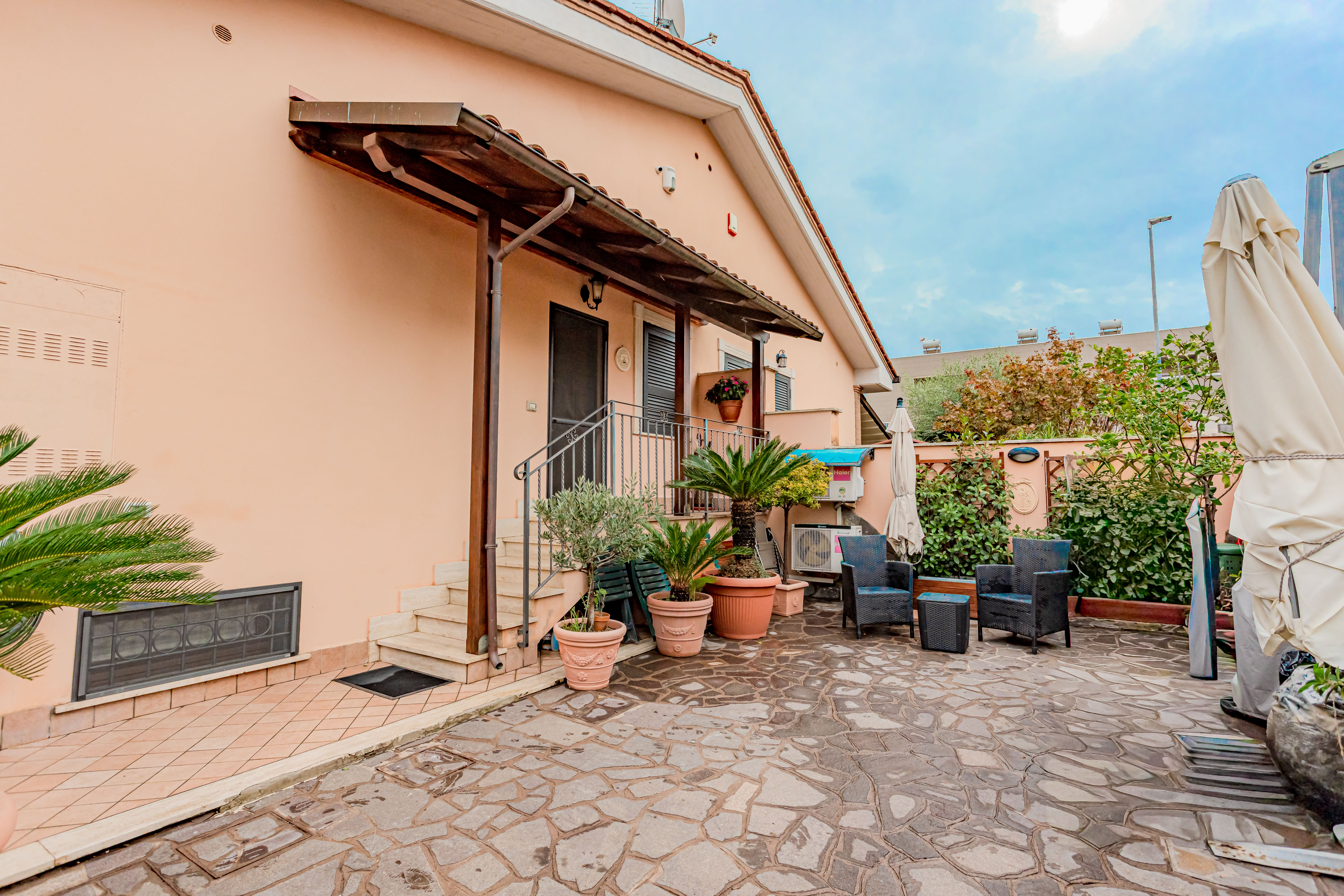 Elegante Villino di Testata con Giardino a Dragona – Recente Costruzione