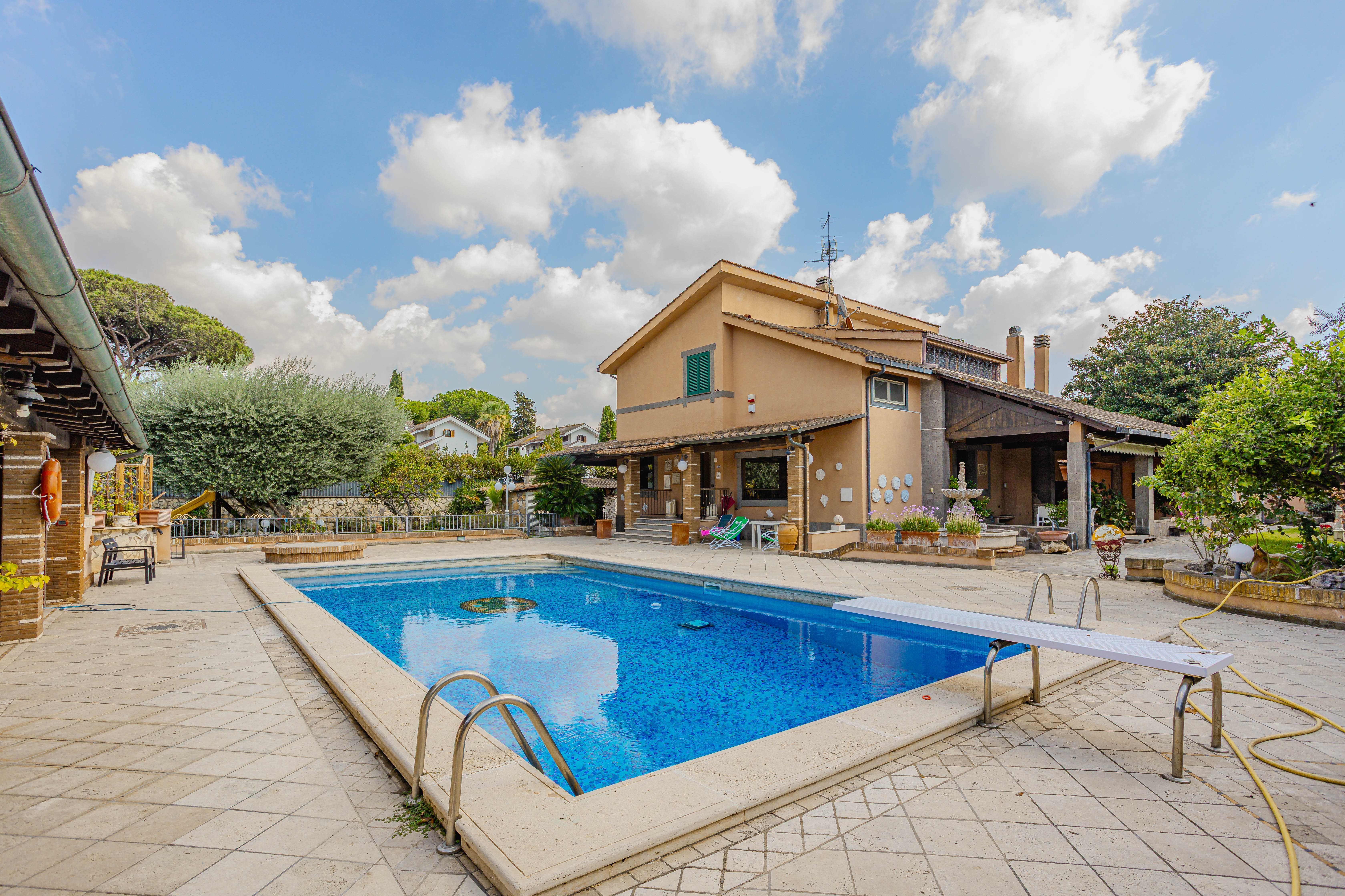 Esclusiva Villa con Parco e Piscina - Roma Axa