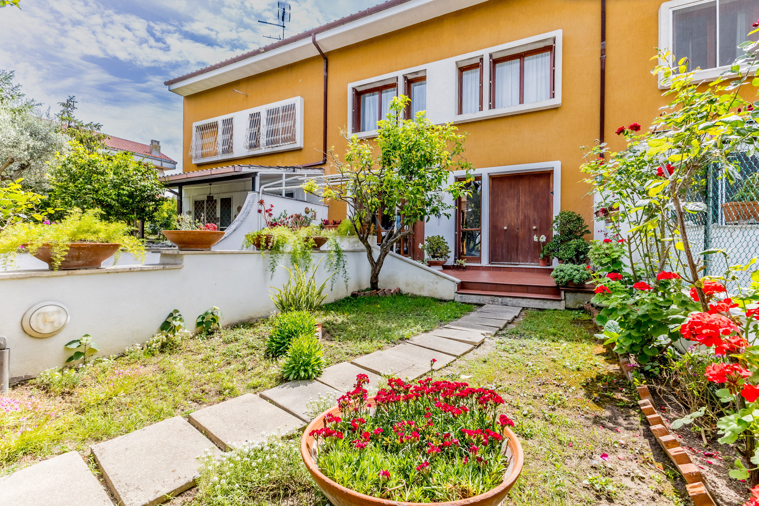 Villa trifamiliare con giardino in vendita a Casal Palocco, Via Aristonico d'Alessandria