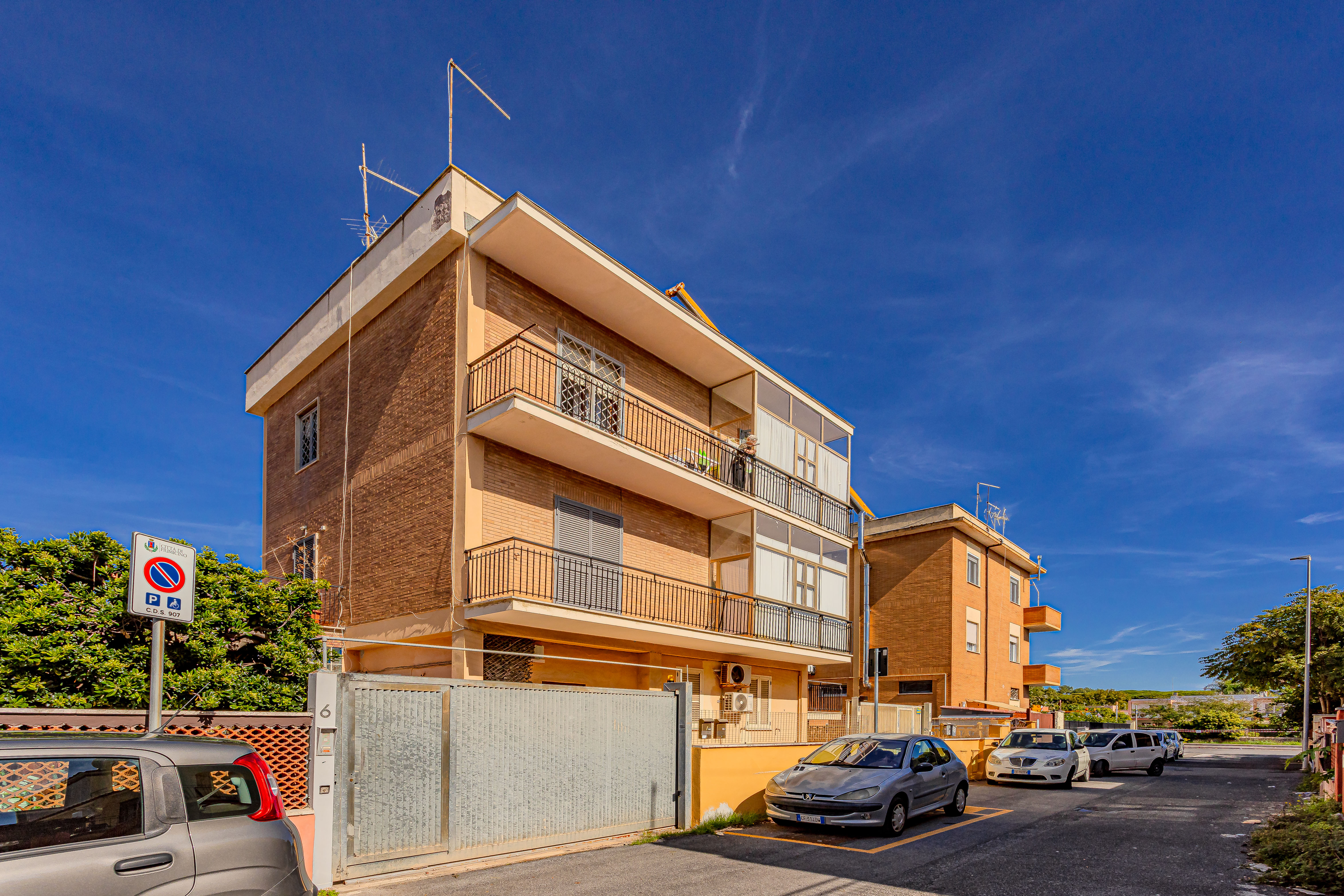 Trilocale con Ampio Terrazzo e Zero Spese Condominiali a Fiumicino (Isola Sacra)