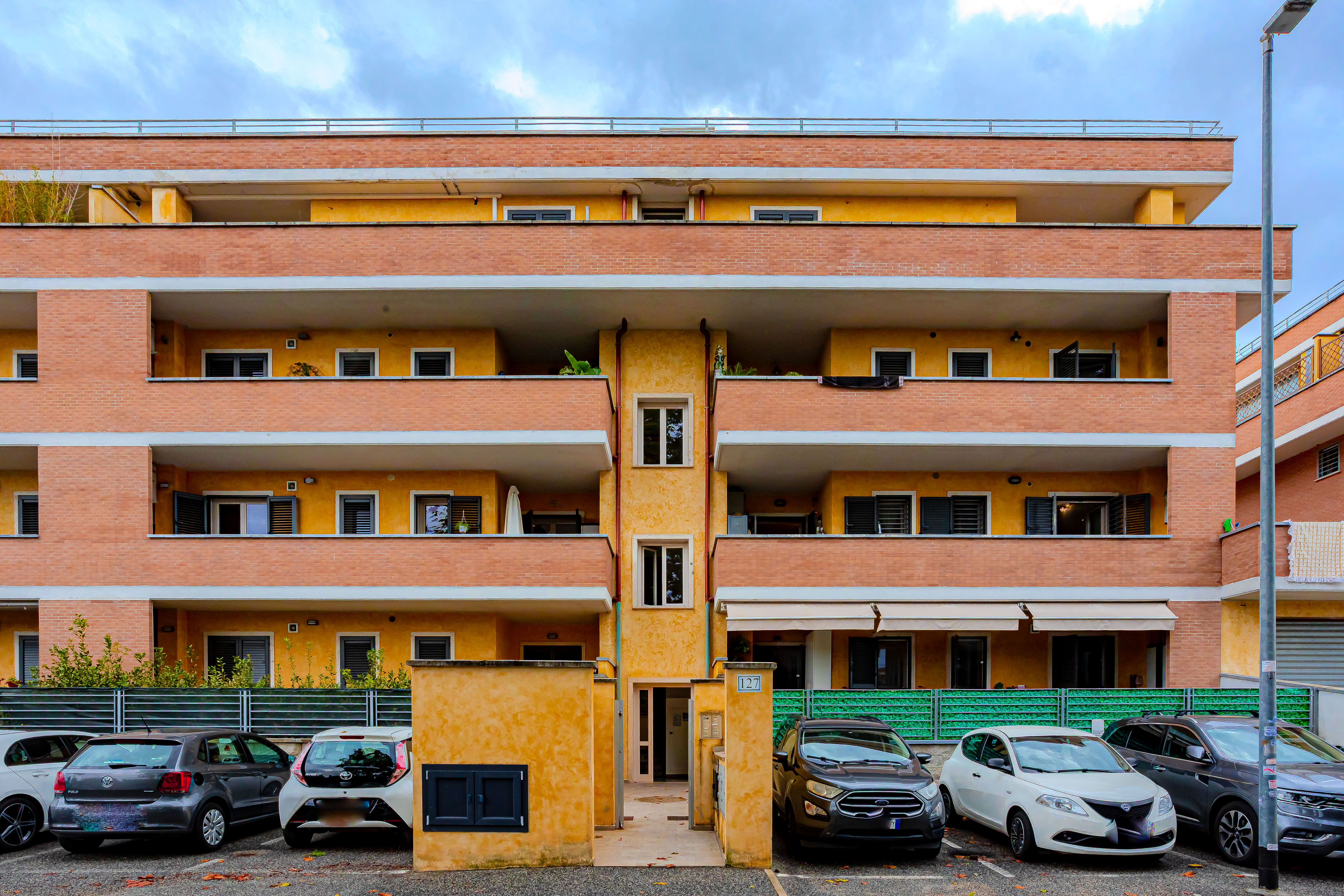Infernetto: Recente Attico con Terrazzo e Posto Auto