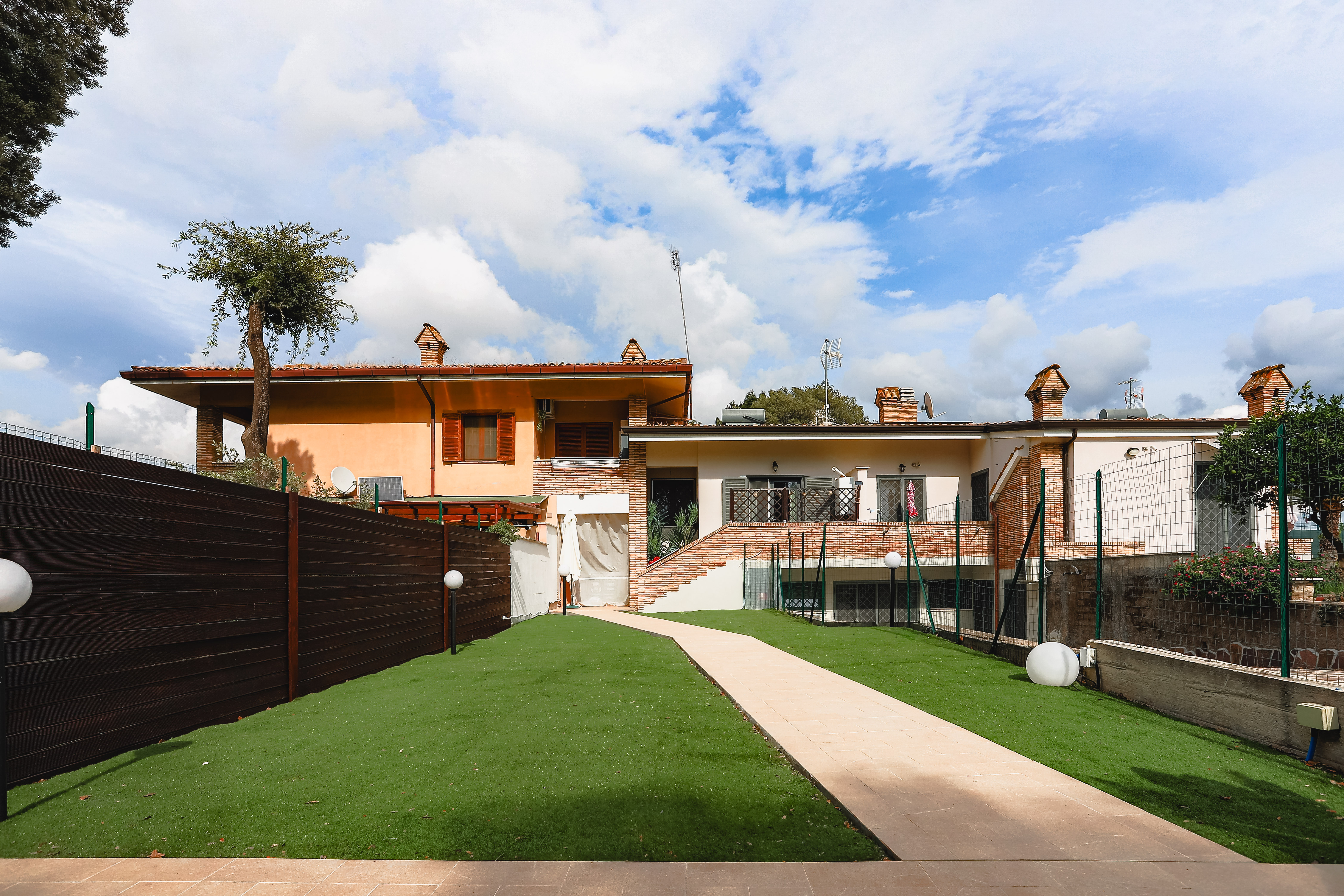 Villino ristrutturato con giardino privato di 130 mq in vendita a Macchia Palocco 3