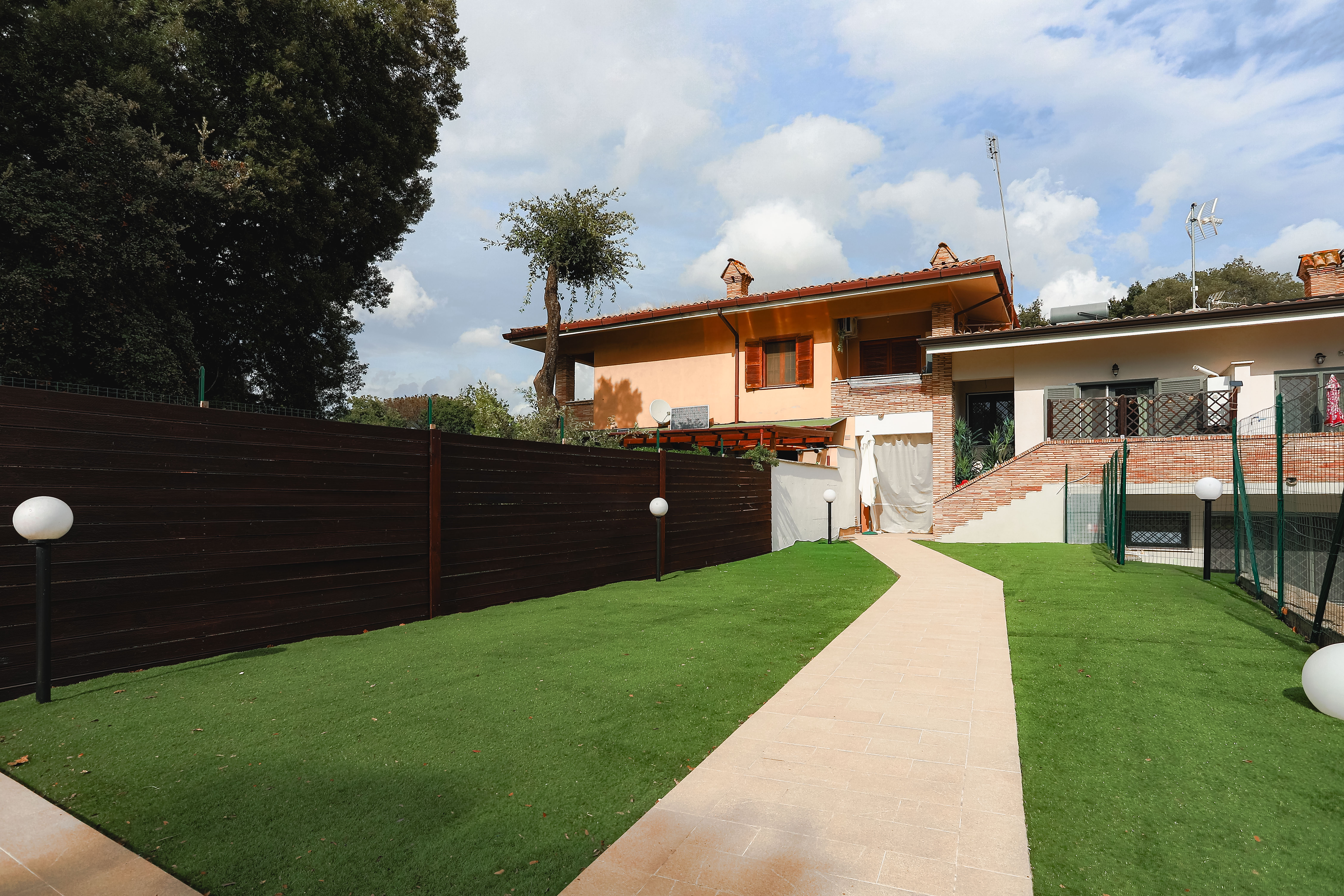 Villino ristrutturato con giardino privato di 130 mq in vendita a Macchia Palocco foto 4
